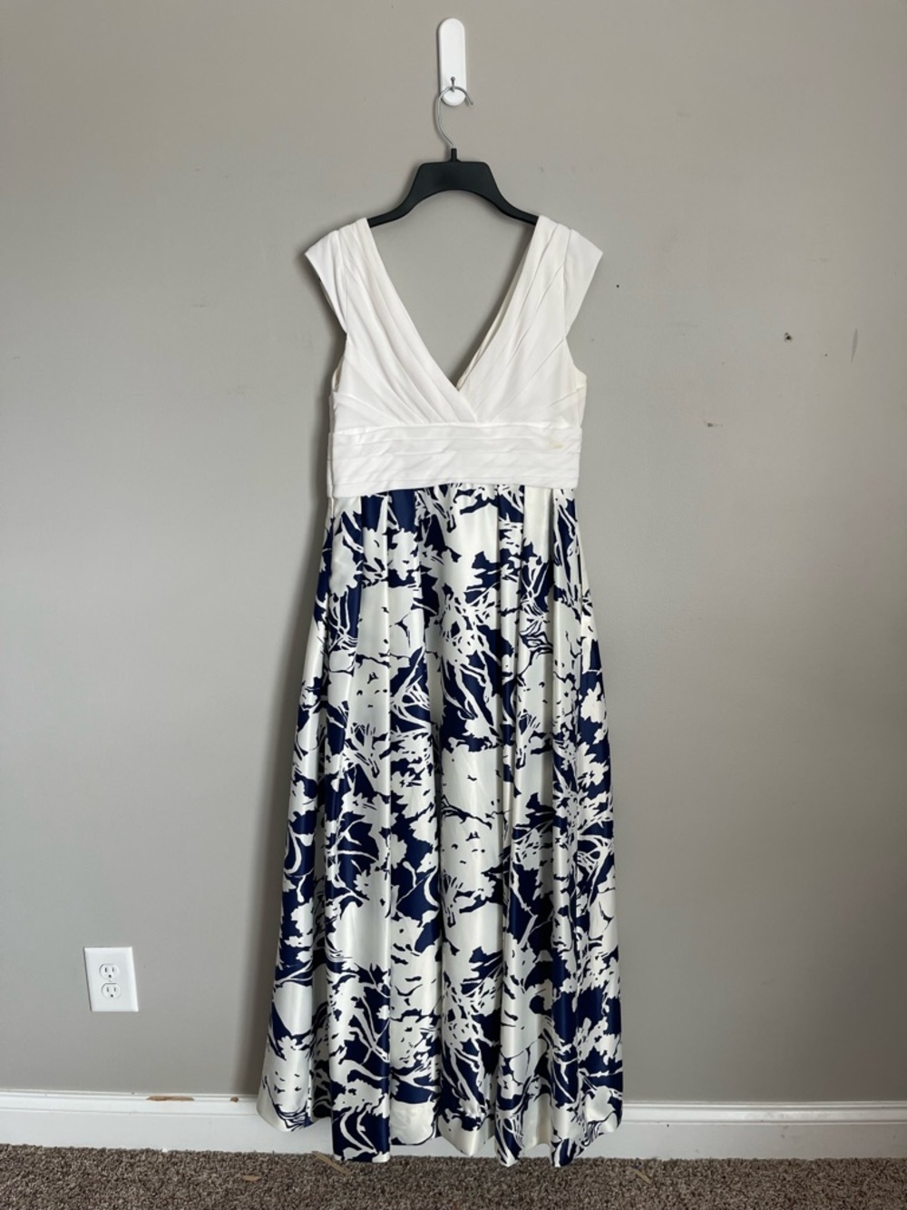 AIDAN MATTOX | White Bodice Navy Floral A-Line Maxi Dress Sz 10 - Picture 6 of 9